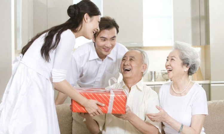 tặng quà tết cho bố mẹ chồng có thực sự cần thiết